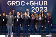 이종호 과학기술정보통신부 장관이 20일 서울 강남구 삼정호텔에서 열린 ‘2023 해외우수연구기관 국제공동연구 심포지엄’에서 참석자들과 기념촬영을 하고 있다.