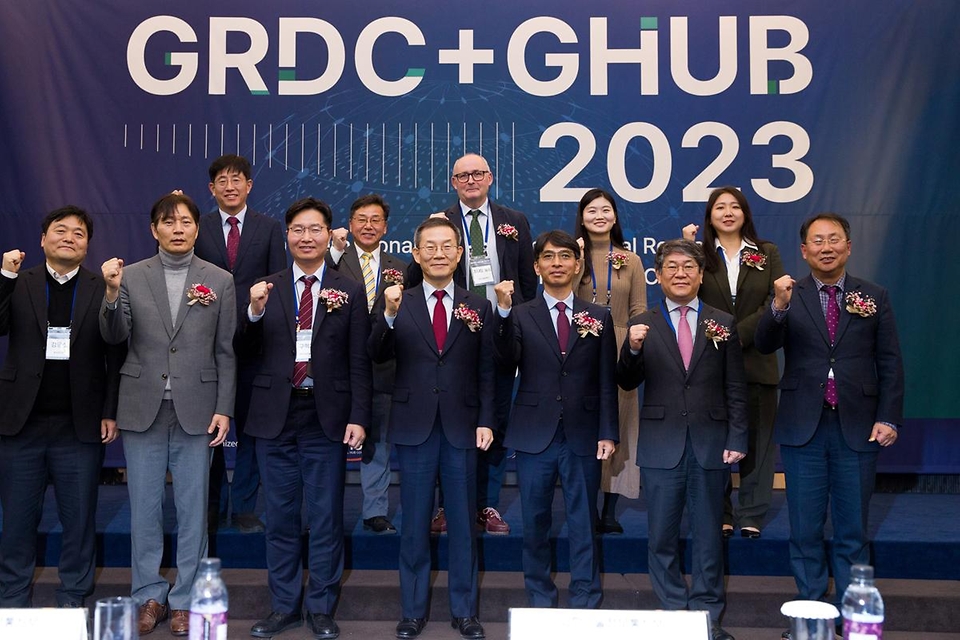 이종호 과학기술정보통신부 장관이 20일 서울 강남구 삼정호텔에서 열린 ‘2023 해외우수연구기관 국제공동연구 심포지엄’에서 참석자들과 기념촬영을 하고 있다.