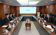 17일 서울 서초구 코트라 본사에서 열린 ‘농촌진흥청-대한무역투자진흥공사 업무 협약식’은 농촌진흥청의 기술력과 코트라(KOTRA)의 정보력, 광범위한 네트워크 역량을 결집해 농업과 전후방산업을 연계함으로써 세계적 경쟁력을 강화하고자 추진됐다.