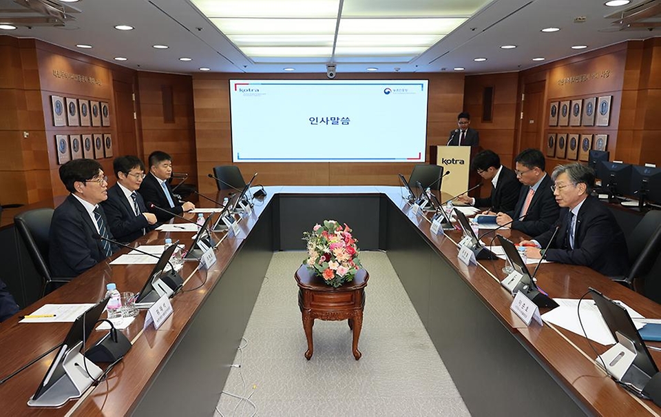 17일 서울 서초구 코트라 본사에서 열린 ‘농촌진흥청-대한무역투자진흥공사 업무 협약식’은 농촌진흥청의 기술력과 코트라(KOTRA)의 정보력, 광범위한 네트워크 역량을 결집해 농업과 전후방산업을 연계함으로써 세계적 경쟁력을 강화하고자 추진됐다.