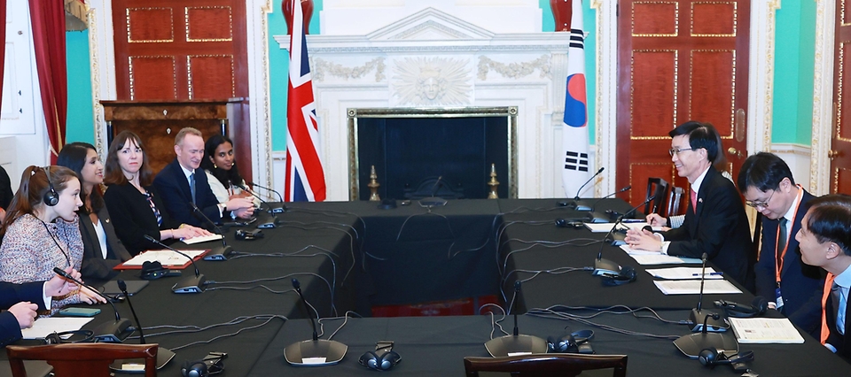 22일(현지시간) 영국 런던 맨션하우스에서 ‘산업부-에너지안보탄소중립부 업무협약 체결식’이 진행되고 있다.