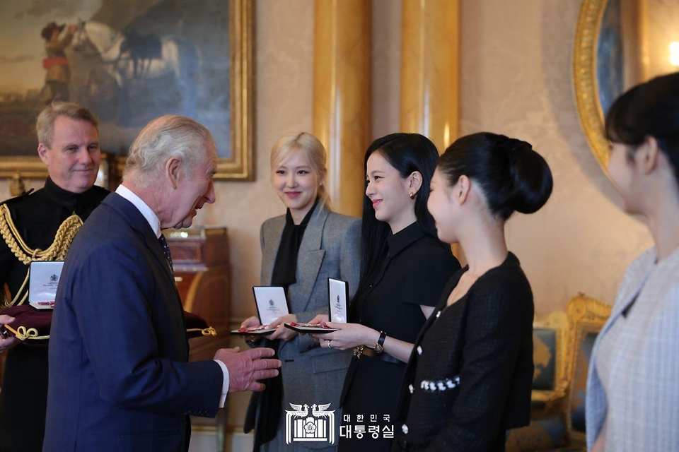 22일(현지시간) 영국 런던 버킹엄궁에서 열린 ‘문화 예술인 격려행사’에서 찰스 3세(Charles III) 영국 국왕이 블랙핑크 지수에게 대영제국훈장을 수여하고 있다.