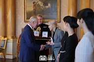 22일(현지시간) 영국 런던 버킹엄궁에서 열린 ‘문화 예술인 격려행사’에서 찰스 3세(Charles III) 영국 국왕이 블랙핑크 로제에게 대영제국훈장을 수여하고 있다.