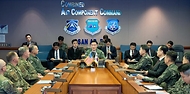 신원식 국방부 장관이 21일 경기 평택시 공군작전사령부 한국항공우주작전본부(KAOC)에서 작전지도를 하고 있다.