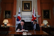 윤석열 대통령이 22일(현지시간) 영국 런던 다우닝가 10번지 총리 관저에서 ‘한·영 정상회담’을 마친 뒤 방명록을 작성하고 있다.