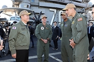 신원식 국방부 장관이 22일 부산 남구 해군 부산작전기지에 입항한 미국 제1항모강습단의 칼빈슨함을 방문해 제1항모강습단장 카를로스 사르디엘로(Carlos Sardiello) 준장과 대화하고 있다.