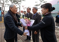 유인촌 문화체육관광부 장관이 22일 경남 진주 진주국민체육센터를 찾아 관계자에게 꽃다발을 받고 있다.
