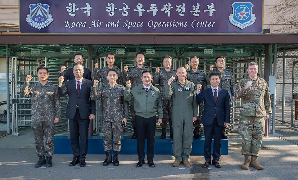 신원식 국방부 장관이 21일 경기 평택시 공군작전사령부 한국항공우주작전본부(KAOC)를 방문해 관계자들과 기념촬영을 하고 있다.