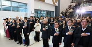 유인촌 문화체육관광부 장관이 22일 경남 진주 국립저작권박물관에서 열린 ‘국립저작권박물관 개관 및 저작권 특화도시 선포식’에서 국기에 대한 경례를 하고 있다.