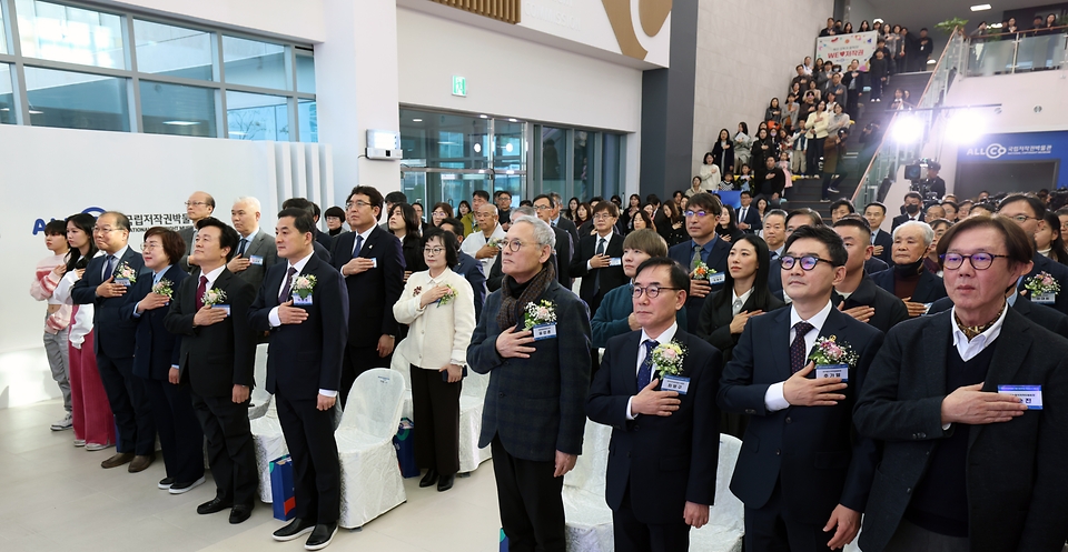 유인촌 문화체육관광부 장관이 22일 경남 진주 국립저작권박물관에서 열린 ‘국립저작권박물관 개관 및 저작권 특화도시 선포식’에서 국기에 대한 경례를 하고 있다.