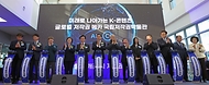 유인촌 문화체육관광부 장관이 22일 경남 진주 국립저작권박물관에서 열린 ‘국립저작권박물관 개관 및 저작권 특화도시 선포식’에서 개관 세리머니를 하고 있다.
