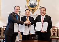 추경호 부총리가 21일(현지시간) 영국 런던에서 박진 외교부 장관, 데이비드 캐머런(David Cameron) 영국 외교·영연방·개발부 장관과 ‘한-영 전략적 개발 파트너십’을 체결한 뒤 기념촬영을 하고 있다.
