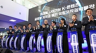 유인촌 문화체육관광부 장관이  22일 경남 진주 국립저작권박물관에서 열린 ‘국립저작권박물관 개관 및 저작권 특화도시 선포식’에서 개관 세리머니를 하고 있다.
