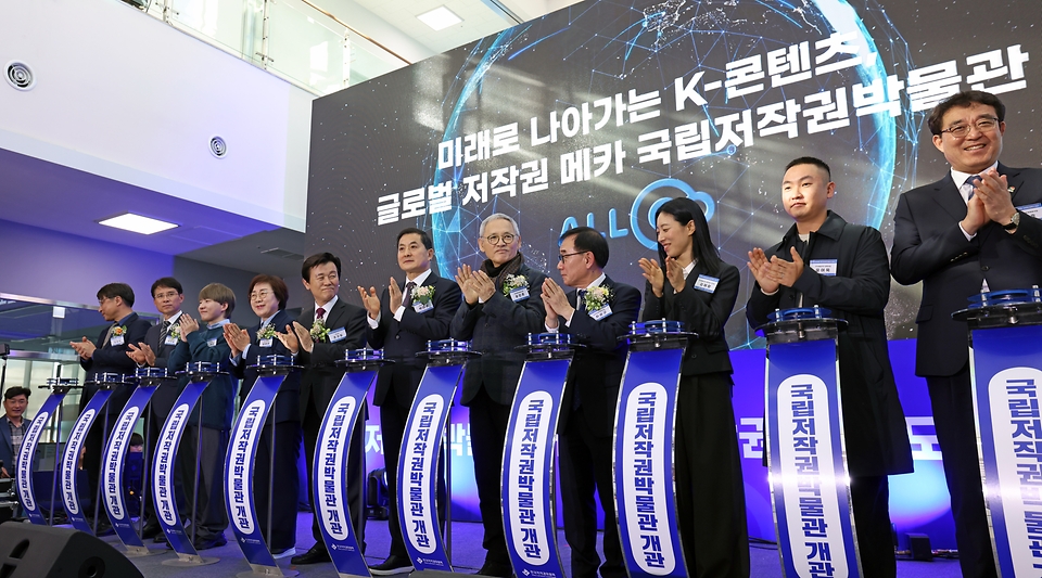 유인촌 문화체육관광부 장관이  22일 경남 진주 국립저작권박물관에서 열린 ‘국립저작권박물관 개관 및 저작권 특화도시 선포식’에서 개관 세리머니를 하고 있다.
