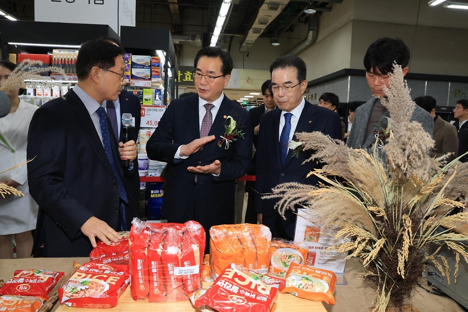 정황근 농림축산식품부 장관이 22일 서울 서초구 하나로마트 양재점에서 열린 ‘2023 가루쌀 제품 판매기획전’에서 제품 전시물을 살펴보며 관계자와 대화하고 있다.