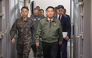신원식 국방부 장관이 21일 경기 평택시 공군작전사령부를 방문해 한국항공우주작전본부(KAOC)에 입장하고 있다.