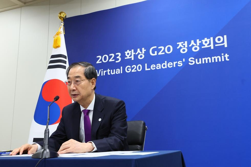 한덕수 국무총리가 22일 서울 종로구 정부서울청사에서 열린 ‘G20 화상 정상회의’에 참석해 모두발언하고 있다.
