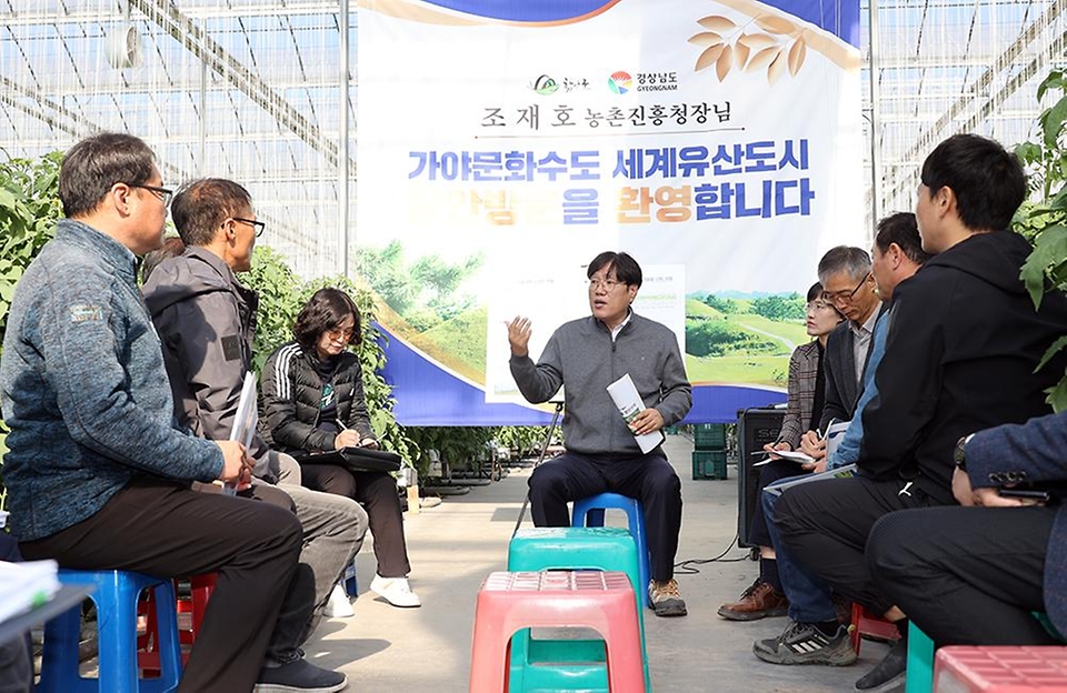 조재호 농촌진흥청장이 21일 경남 함안군 시설채소 재배 농가를 방문해 농업인들과 간담회를 하고 있다.