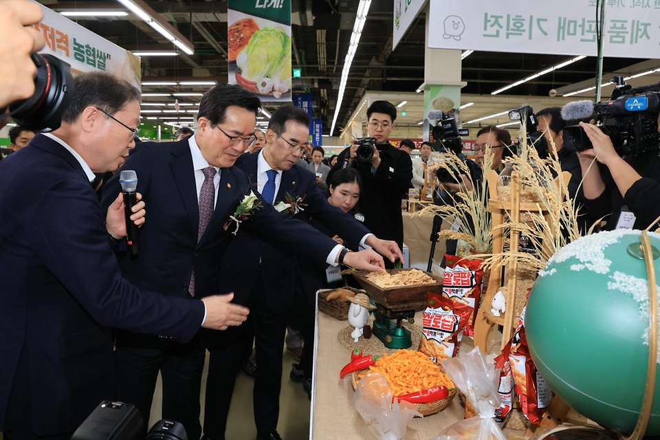 정황근 농림축산식품부 장관이 22일 서울 서초구 하나로마트 양재점에서 열린 ‘2023 가루쌀 제품 판매기획전’에서 제품 전시물을 살펴보며 관계자와 대화하고 있다.