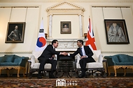 윤석열 대통령이 22일(현지시간) 영국 런던 다우닝가 10번지 총리 관저에서 열린 ‘한·영 정상회담’에서 리시 수낵(Rishi Sunak) 영국 총리와 악수하고 있다.