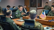 신원식 국방부 장관이 21일 경기 평택시 공군작전사령부 한국항공우주작전본부(KAOC)에서 작전지도를 하고 있다.