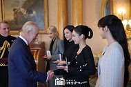 22일(현지시간) 영국 런던 버킹엄궁에서 열린 ‘문화 예술인 격려행사’에서 찰스 3세(Charles III) 영국 국왕이 블랙핑크 제니에게 대영제국훈장을 수여하고 있다.