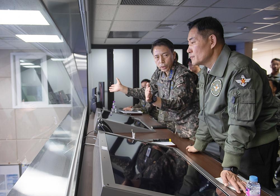 신원식 국방부 장관이 21일 경기 평택시 공군작전사령부 한국항공우주작전본부(KAOC) KAMD 작전센터에서 김형수 공군작전사령관으로부터 작전현황을 보고받고 있다.