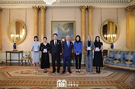 윤석열 대통령과 김건희 여사가 22일(현지시간) 영국 런던 버킹엄궁에서 열린 ‘문화 예술인 격려행사’에서 찰스 3세(Charles III) 영국 국왕, 블랙핑크 멤버들과 기념촬영을 하고 있다.