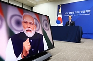한덕수 국무총리가 22일 서울 종로구 정부서울청사에서 열린 ‘G20 화상 정상회의’에 참석하고 있다.