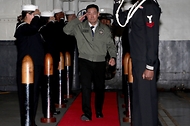 신원식 국방부 장관이 22일 부산 남구 해군 부산작전기지에 입항한 미국 제1항모강습단의 칼빈슨함을 방문해 현문에 도열 중인 칼빈슨함 장병들의 경례를 받으며 함정에 승함하고 있다. 