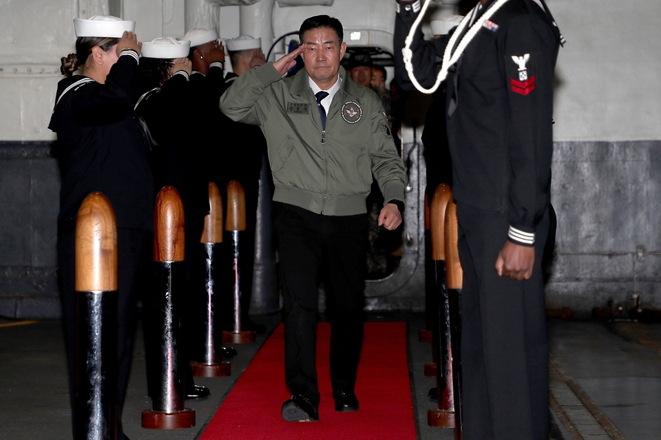 신원식 국방부 장관이 22일 부산 남구 해군 부산작전기지에 입항한 미국 제1항모강습단의 칼빈슨함을 방문해 현문에 도열 중인 칼빈슨함 장병들의 경례를 받으며 함정에 승함하고 있다. 