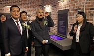 유인촌 문화체육관광부 장관이 22일 경남 진주 국립저작권박물관에서 열린 ‘국립저작권박물관 개관 및 저작권 특화도시 선포식’에서 전시관을 둘러보고 있다. 