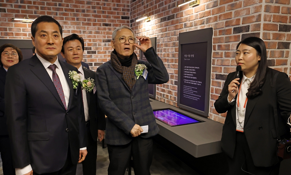 유인촌 문화체육관광부 장관이 22일 경남 진주 국립저작권박물관에서 열린 ‘국립저작권박물관 개관 및 저작권 특화도시 선포식’에서 전시관을 둘러보고 있다. 