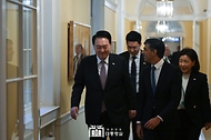 윤석열 대통령이 22일(현지시간) 영국 런던 다우닝가 10번지 총리 관저에서 리시 수낵(Rishi Sunak) 영국 총리와 ‘한·영 정상회담’을 위해 회담장으로 이동하고 있다.