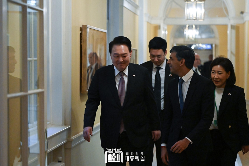 윤석열 대통령이 22일(현지시간) 영국 런던 다우닝가 10번지 총리 관저에서 리시 수낵(Rishi Sunak) 영국 총리와 ‘한·영 정상회담’을 위해 회담장으로 이동하고 있다.