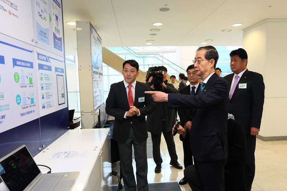 한덕수 국무총리가 23일 서울 마포구 누리꿈스퀘어에서 열린 ‘2050 탄소 녹색 성장위원회 5차 전체 회의’에 앞서 전력 사용량을 줄일 수 있는 건물에너지 관리 플랫폼을 살펴보고 있다.