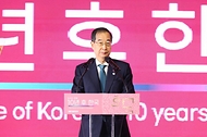 한덕수 국무총리가 23일 서울 종로구 포시즌스호텔에서 ‘청년, 그리고 대한민국의 미래’를 주제로 열린 ‘뉴시스 포럼-10년 후 한국’에 참석해 축사를 하고 있다.