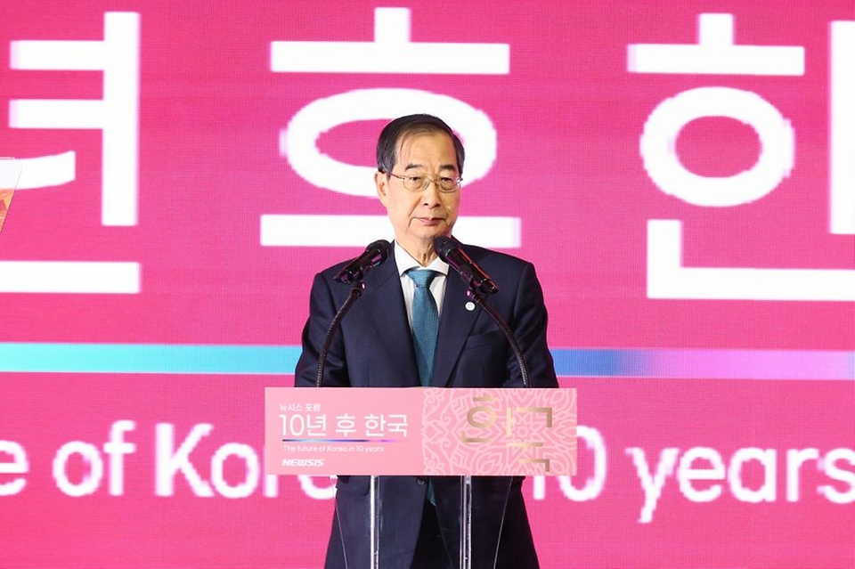 한덕수 국무총리가 23일 서울 종로구 포시즌스호텔에서 ‘청년, 그리고 대한민국의 미래’를 주제로 열린 ‘뉴시스 포럼-10년 후 한국’에 참석해 축사를 하고 있다.