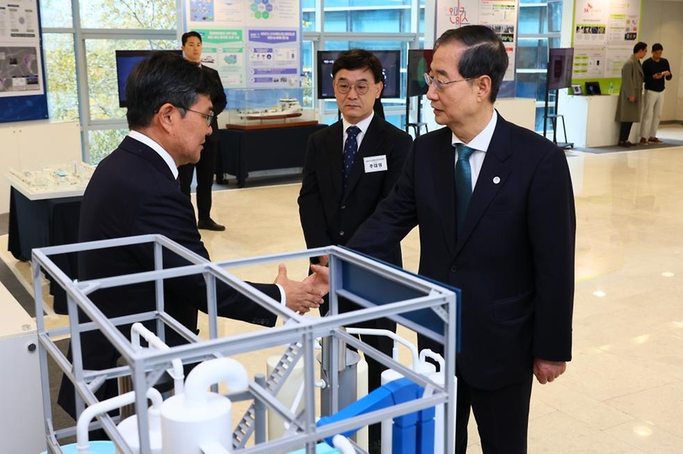 한덕수 국무총리가 23일 서울 마포구 누리꿈스퀘어에서 열린 ‘2050 탄소 녹색 성장위원회 5차 전체 회의’에 앞서 관계자로부터 친환경 연료인 메탄올 생산이 가능한 바이오매스 활용 공정에 대한 설명을 듣고 있다.