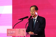 한덕수 국무총리가 23일 서울 종로구 포시즌스호텔에서 ‘청년, 그리고 대한민국의 미래’를 주제로 열린 ‘뉴시스 포럼-10년 후 한국’에 참석해 축사를 하고 있다.
