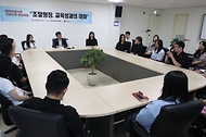 김윤상 조달청장(앞줄 가운데)이 9일 김천 공공조달역량개발원에서 열린 해외조달시장 전문인력 양성 과정 ‘교육생과의 대화’에서 해외조달시장 진출방안에 대해 의견을 나누고 있다.