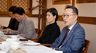 박민수 보건복지부 제2차관이 23일 서울에서 열린 ‘대한중소병원협회 간담회’를 주재하고 있다.