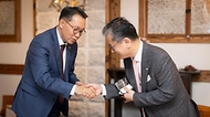 박민수 보건복지부 제2차관이 23일 서울에서 열린 ‘대한중소병원협회 간담회’에서 인천사랑병원 김태완 이사장과 인사하고 있다.