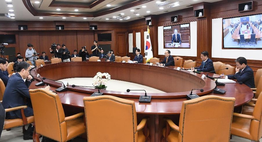 27일 서울 종로구 정부서울청사에서 ‘비상경제장관회의 겸 수출투자대책회의’가 진행되고 있다.