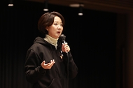 이영 중소벤처기업부 장관이 24일 세종 조치원1927아트센터에서 전통시장이 나아갈 방향 및 활성화 방안에 대한 의견을 청취하기 위해 열린 ‘전통시장 청년상인 2차 간담회’에서 발언하고 있다.
