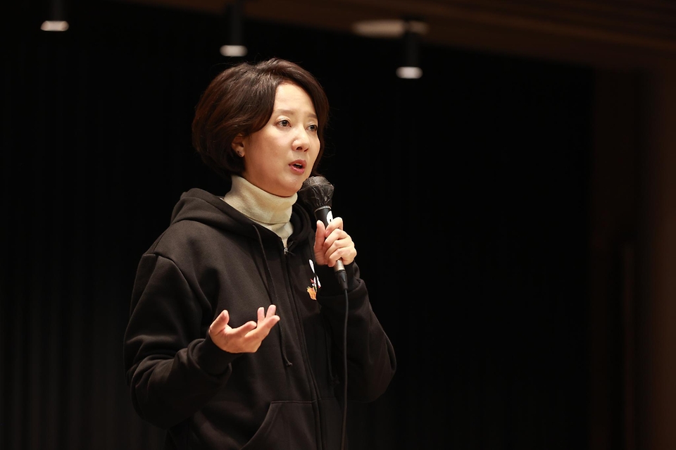 이영 중소벤처기업부 장관이 24일 세종 조치원1927아트센터에서 전통시장이 나아갈 방향 및 활성화 방안에 대한 의견을 청취하기 위해 열린 ‘전통시장 청년상인 2차 간담회’에서 발언하고 있다.