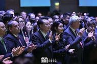 윤석열 대통령과 김건희 여사가 24일(현지시간) 프랑스 파리 브롱냐르 궁에서 열린 ‘국경일 리셉션’에 참석해 박수를 치고 있다.