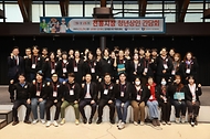 이영 중소벤처기업부 장관이 24일 세종 조치원1927아트센터에서 열린 ‘전통시장 청년상인 2차 간담회’를 마친 뒤 참석자들과 기념촬영을 하고 있다.