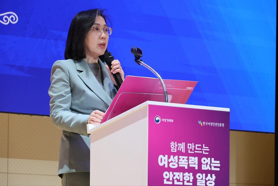 김현숙 여성가족부 장관이 24일 서울 중구 페럼타워 페럼홀에서 열린 ‘2023년 여성폭력 추방주간 기념식’에서 기념사를 하고 있다.