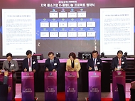 이영 중소벤처기업부 장관이 16일 인천 연수구 송도 컨벤시아에서 열린 ‘2023 중소기업 융합대전’에서 인천시·중소기업융합중앙회·13개 지역연합회와 ‘지역 중소기업 K-동행나눔 프로젝트’ 협약을 체결하고 있다.